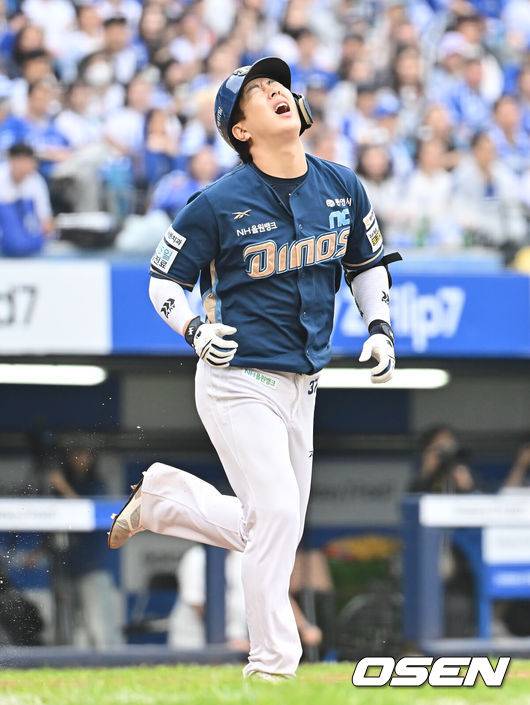 [OSEN=대구, 이석우 기자] 6일 대구 삼성라이온즈파크에서 2025 신한 SOL뱅크 KBO 와일드카드 결정전 삼성 라이온즈와 NC 다이노스의 경기가 열렸다. 홈팀 삼성은 후라도가 방문팀 NC는 구창모가 선발 투수로 출전했다.NC 다이노스 박건우가 5회초 타격후 오른쪽 햄스트링 통증으로 교체됐다. 2025.10.06 / foto0307@osen.co.kr