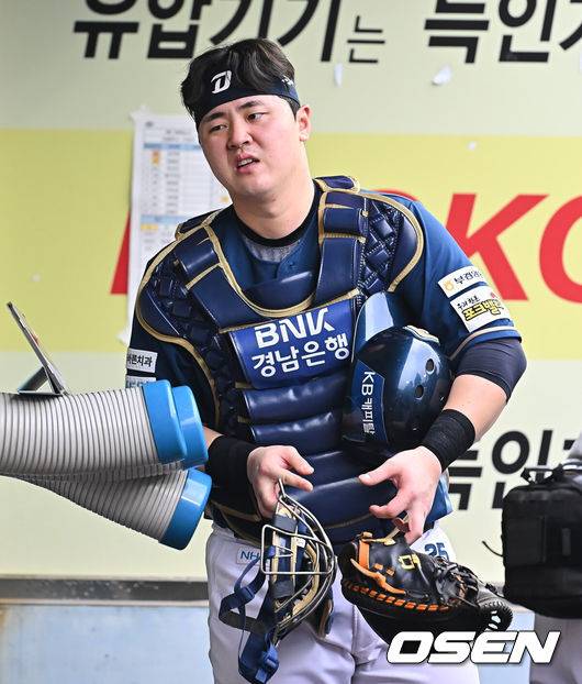 [OSEN=대구, 이석우 기자] 6일 대구 삼성라이온즈파크에서 2025 신한 SOL뱅크 KBO 와일드카드 결정전 삼성 라이온즈와 NC 다이노스의 경기가 열렸다. 홈팀 삼성은 후라도가 방문팀 NC는 구창모가 선발 투수로 출전했다.NC 다이노스 김형준이 5회말 교체되고 있다. 2025.10.06 / foto0307@osen.co.kr