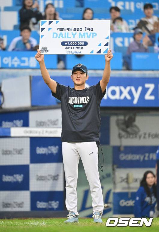 [OSEN=대구, 이석우 기자] 6일 대구 삼성라이온즈파크에서 2025 신한 SOL뱅크 KBO 와일드카드 결정전 삼성 라이온즈와 NC 다이노스의 경기가 열렸다. NC 다이노스가 구창모의 6이닝 1실점 원맨쇼에 힘입어 삼성 라이온즈에 4-1로 승리했다.NC 다이노스 구창모가 데일리 MVP를 수상하고 있다. 2025.10.06 / foto0307@osen.co.kr
