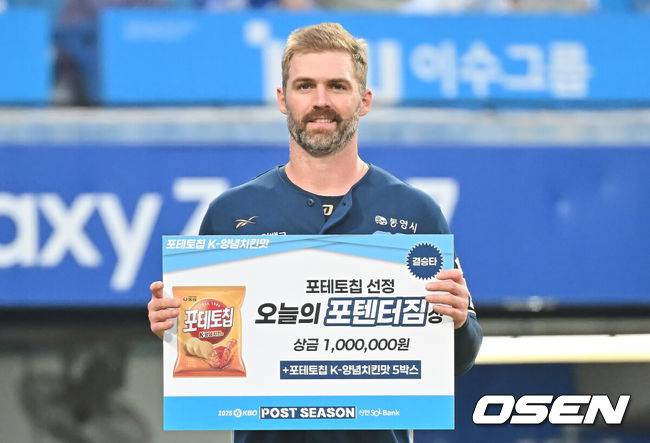 [OSEN=대구, 이석우 기자] 6일 대구 삼성라이온즈파크에서 2025 신한 SOL뱅크 KBO 와일드카드 결정전 삼성 라이온즈와 NC 다이노스의 경기가 열렸다. NC 다이노스가 구창모의 6이닝 1실점 원맨쇼에 힘입어 삼성 라이온즈에 4-1로 승리했다.NC 다이노스 데이비슨이 오늘의 포텐터짐상을 수상하고 있다. 2025.10.06 / foto0307@osen.co.kr