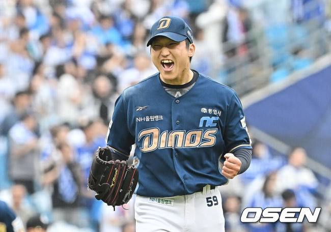 [OSEN=대구, 이석우 기자] 6일 대구 삼성라이온즈파크에서 2025 신한 SOL뱅크 KBO 와일드카드 결정전 삼성 라이온즈와 NC 다이노스의 경기가 열렸다. 홈팀 삼성은 후라도가 방문팀 NC는 구창모가 선발 투수로 출전했다.NC 다이노스 구창모가 4회말 2사 삼성 라이온즈 김영웅을 중견수 플라이로 잡고 환호하고 있다. 2025.10.06 / foto0307@osen.co.kr