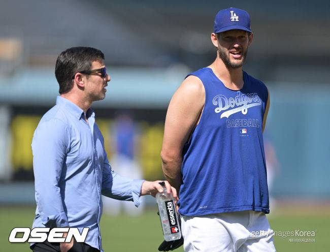 [사진] LA 다저스 앤드류 프리드먼 야구운영사장과 클레이튼 커쇼. ⓒGettyimages(무단전재 및 재배포 금지)