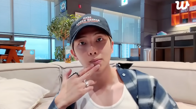 팬들과 소통 중인 BTS RM, 위버스 화면 캡처