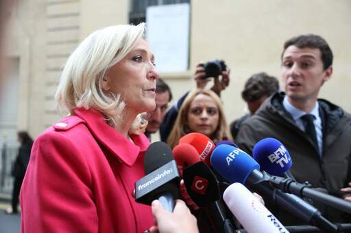 프랑스 극우 정당 국민연합(RN) 지도자인 마린 르펜 의원이 3일(현지시간)&nbsp;세바스티앙 르코르뉘 신임 총리와의 면담을 마치고 총리 관저를 나서며 취재진의 질문에 답하고 있다.&nbsp;르펜은&nbsp;르코르뉘가 발표한 새 내각 명단을 본 뒤&nbsp;“한심하다. 말문이 막힌다”며 의회의 총리 불신임 추진에 찬성한다는 입장을 밝혔다. AFP연합뉴스