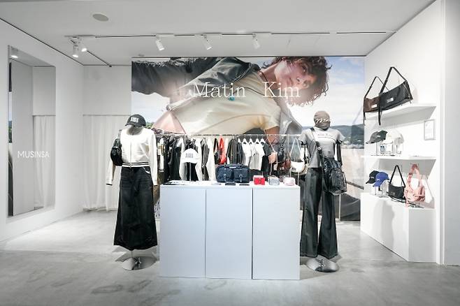 무신사 팝업 매장에는 지난해 4월 도쿄에 첫 오프라인 매장을 연 ‘마뗑킴’을 비롯해 로우 클래식, 미세키서울 등 80여 개 브랜드가 참여했다. 사진은 ‘마뗑킴’ 부스. 무신사 제공
