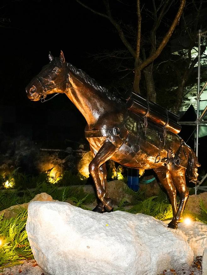 렛츠런파크에 세워진 한국전쟁 영웅 레클리스 기념동상. 제주도 제공