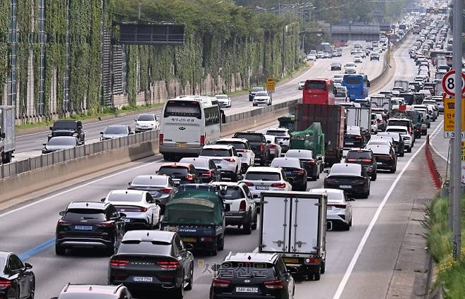 추석 연휴를 앞둔 2일 경부고속도로 잠원 ic 구간  하행선이 귀성 챠량들로 정체를 보이고 있다. 2025.10.2 안주영 전문기자