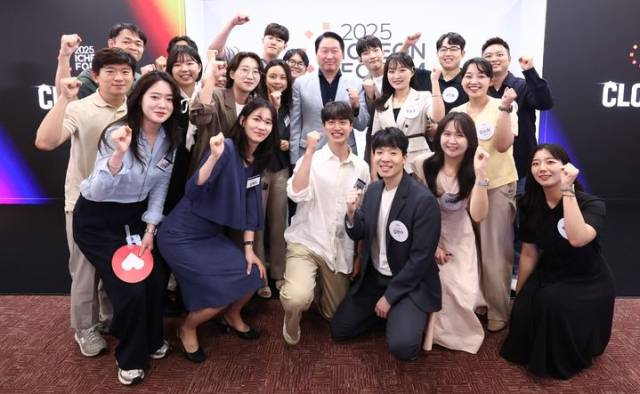 최태원 SK그룹 회장이 8월 20일 SK서린사옥에서 열린 '이천포럼 2025'에 참여한 구성원들과 기념사진을 촬영하고 있다. 사진 제공=SK그룹.