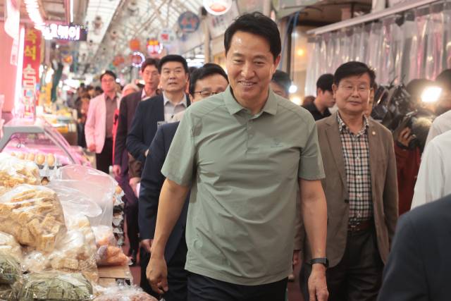 오세훈 서울시장이 추석 연휴를 앞둔 이달 2일 서울 강서구 화곡동 남부골목시장을 찾아 상인들과 인사하고 있다. 연합뉴스