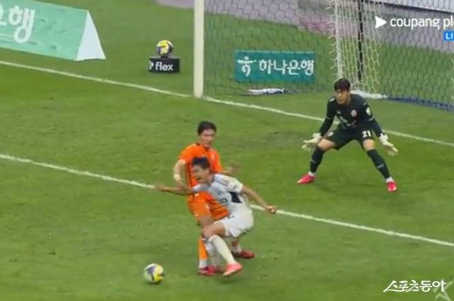 전북 전진우가 3일 K리그1 제주 원정 도중 상대 수비수로부터 발을 밟히는 모습. 사진캡처｜쿠팡플레이 중계화면