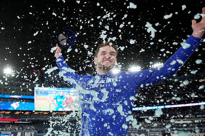 토론토 트레이 예새비지가 6일 뉴욕 양키스와의 아메라킨리그 디비전시리즈 2차전 호투로 수훈 선수 인터뷰를 한 뒤 물 세례를 받고 있다. AP연합뉴스