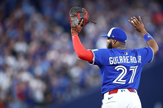 토론토 블루제이스 블라디미르 게레로 주니어가 6일 캐나다 온타리오주 토론토 로저스 센터에서 열린 2025 미국 메이저리그(MLB) 아메리칸리그 디비전시리즈(ALDS·5전3승제) 2차전에서 뉴욕 양키스전에서  팀 승리가 확정된 뒤 두 팔을 들어 기뻐하고 있다. 게티이미지코리아