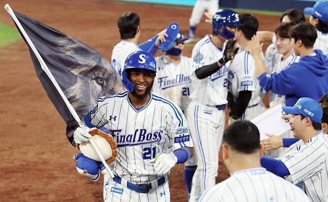 30일 대구 삼성라이온즈파크에서 열린 KIA와 삼성의 경기. 1회 말 1사 주자 1, 3루 상황에서 타석에 들어선 삼성 디아즈가 외국인 타자 단일시즌 첫 50번째 홈런이자 3점 홈런을 친 후 동료들의 축하를 받고 있다. 2025.9.30 mtkht@yna.co.kr 연합뉴스