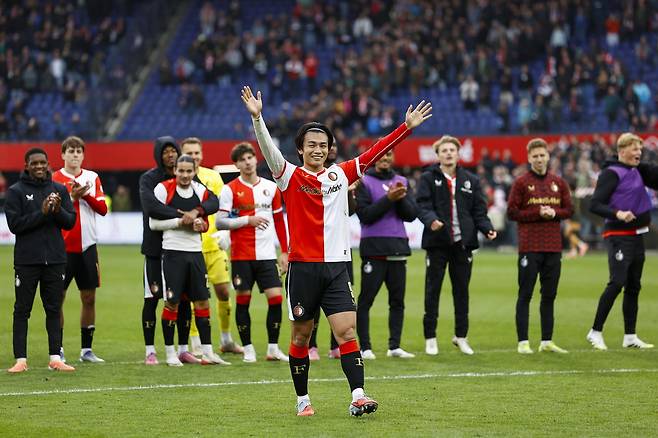 페예노르트 우에다가 5일 위트레흐트전 승리 후 팬 앞에서 기뻐하고 있다. EPA연합뉴스