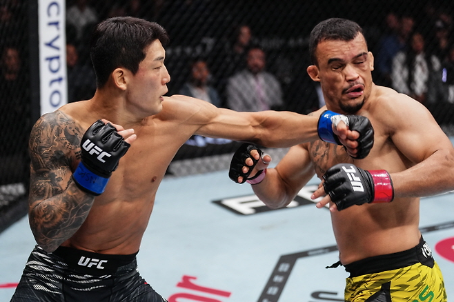 유주상과 다니엘 산토스의 경기 장면. UFC 제공