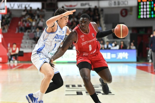 정관장 조니 오브라이언트가 6일 가스공사전에서 드리블하고 있다. KBL 제공