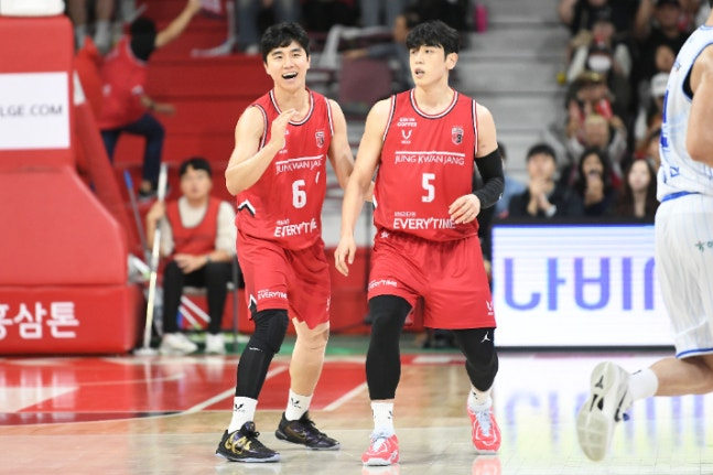 정관장 박지훈(왼쪽)과 변준형이 6일 가스공사전에서 호흡을 맞추고 있다. KBL 제공