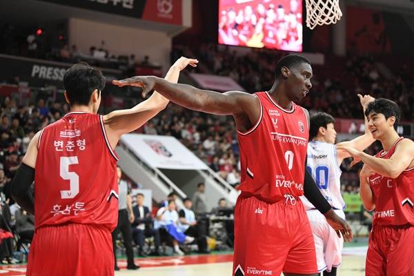 변준형-조니 오브라이언트 / 사진=KBL 제공