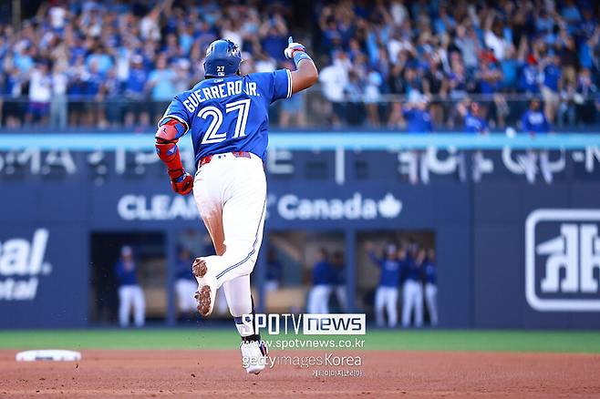 ▲ 게레로 주니어의 대활약에 힘입어 토론토는 2연승으로 챔피언십시리즈 진출까지 1승만을 남겼다