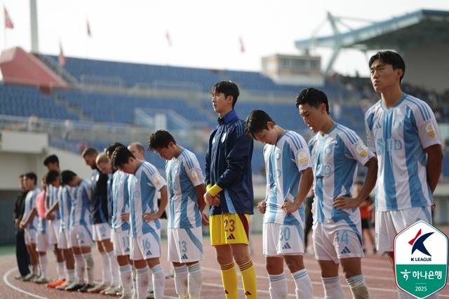 김천상무전 패배로 고개 숙인 울산HD 선수단. /사진=한국프로축구연맹 제공