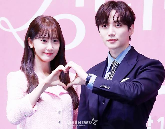 가수 겸 배우 윤아, 이준호가 15일 오후 서울 구로구 라마다 서울 신도림호텔에서 진행된 JTBC 토일드라마 '킹더랜드' 제작발표회에 참석해 포즈를 취하고 있다. '킹더랜드'는 웃음을 경멸하는 남자 구원과 웃어야만 하는 스마일 퀸 천사랑이 호텔리어의 꿈인 VVIP 라운지 '킹더랜드'에서 진짜 환하게 웃을 수 있는 날을 만들어가는 이야기를 그린 드라마로 오는 17일 오후 10시 30분에 첫 방송된다. 2023.06.15