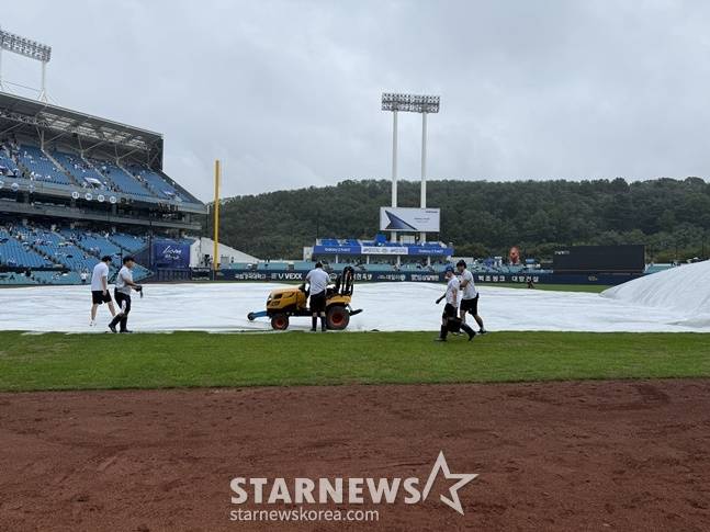 6일 2025 KBO 와일드카드 결정전 1차전이 열리는 대구 삼성 라이온즈 파크에 대형 방수포를 걷고 있다. /사진=양정웅 기자