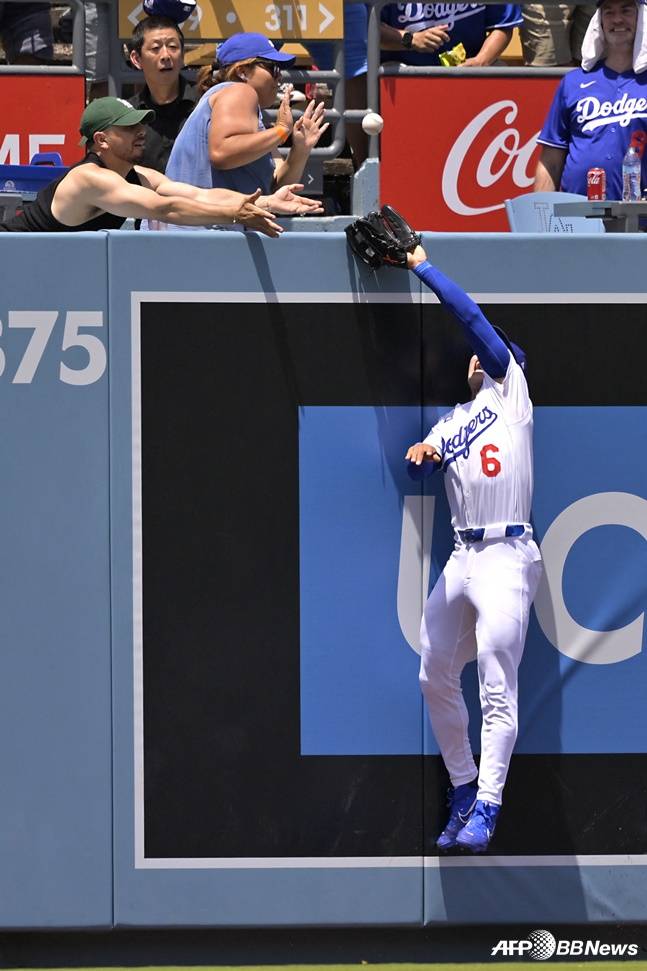 김혜성이 높게 뛰어올라 홈런 타구를 수비하고 있다. /AFPBBNews=뉴스1