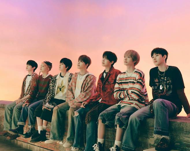 킥플립 미니 3집 단체 (왼쪽부터) 민제, 케이주, 동현, 아마루, 주왕, 동화, 계훈/사진제공=JYP엔터테인먼트