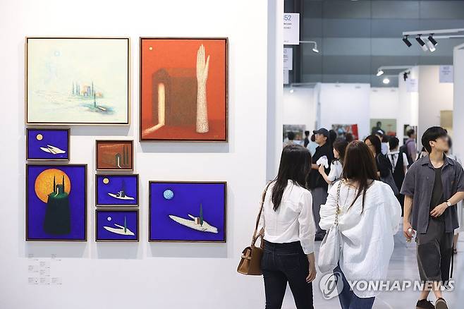 한국국제아트페어 '키아프 서울 2025' (서울=연합뉴스) 강민지 기자 = 3일 서울 강남구 코엑스에서 열린 '키아프 서울 2025' (Kiaf SEOUL 2025)에서 참관객들이 전시를 둘러보고 있다. 2025.9.3 mjkang@yna.co.kr