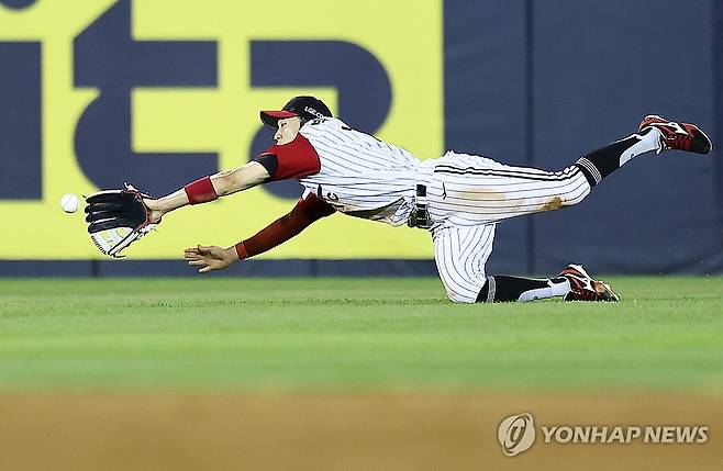 박해민 ‘호수비’ (서울=연합뉴스) 윤동진 기자 = 10일 잠실야구장에서 열린 2025 KBO리그 한화 이글스 대 LG 트윈스 경기. 8회 초 2사 때 LG 중견수 박해민이 한화 최재훈의 타구를 잡고 있다. 2025.8.10 mon@yna.co.kr