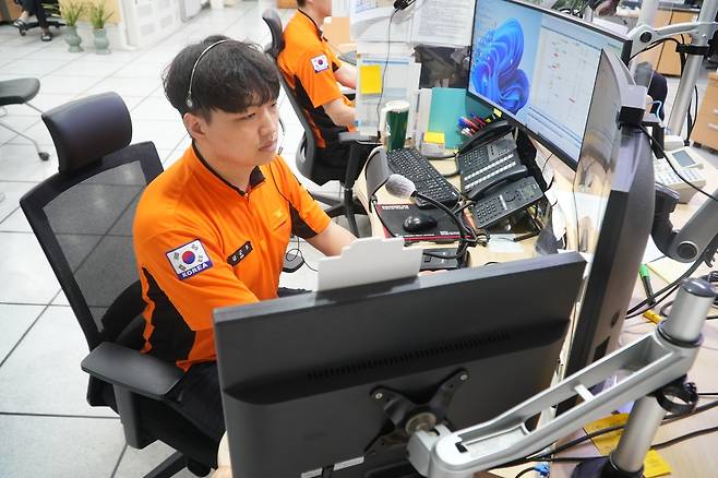 명절에도 근무하는 광주소방본부 (광주=연합뉴스) 정다움 기자 = 추석인 6일 오전 광주소방안전본부 119 상화실에서 소방교 김군호(29) 씨가 근무하고 있다. 2025.10.6