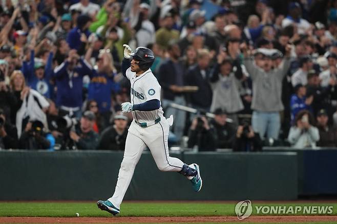 폴랑코의 홈런 세리머니 (시애틀 AP=연합뉴스) 시애틀의 폴랑코가 6일(한국시간) 미국 워싱턴주 시애틀 T모바일파크에서 열린 MLB ALDS 2차전 디트로이트와 홈 경기, 6회 솔로 홈런을 친 뒤 그라운드를 돌고 있다.