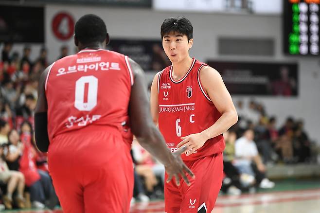 정관장의 조니 오브라이언트와 박지훈 [KBL 제공. 재판매 및 DB 금지]