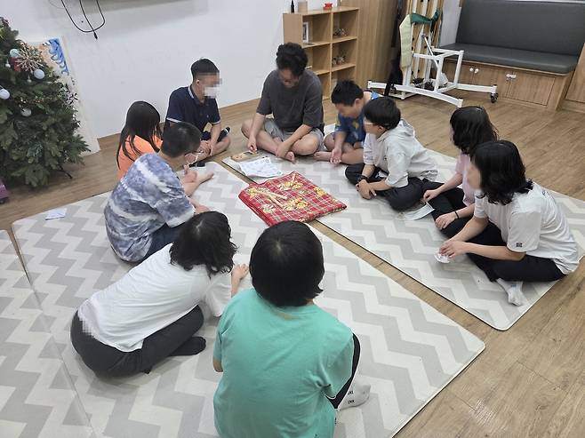 주사랑장애인단기보호센터에서 추석을 맞아 윷놀이하는 모습 [촬영 박수현]