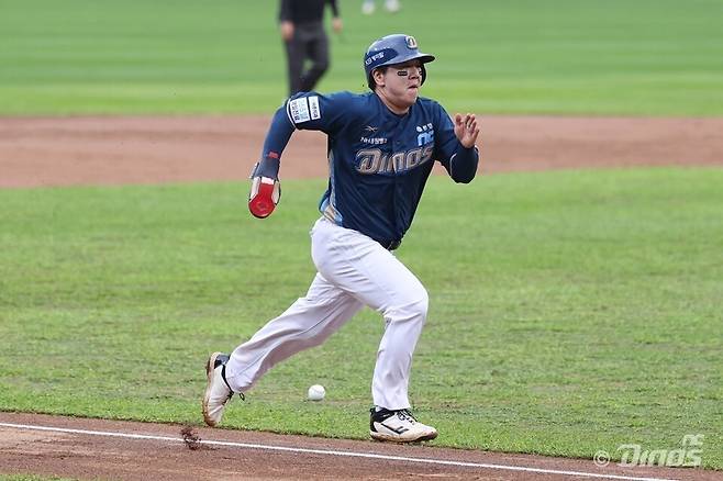 홈을 향해 달리는 NC 이우성 (서울=연합뉴스) NC 이우성이 6일 대구 삼성라이온즈파크에서 열린 프로야구 삼성과의 와일드카드 결정 1차전, 2회 김휘집의 땅볼 때 홈으로 달리고 있다. [NC 다이노스 제공. 재판매 및 DB 금지]