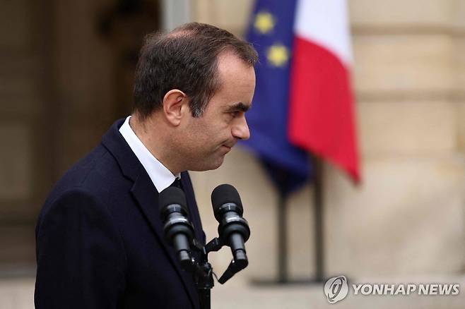 사임 발표 후 연설하고 돌아서는 르코르뉘 [AFP 연합뉴스]