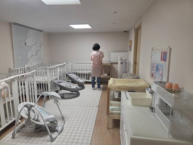 추석 당일인 6일 봉사자 마승희씨가 아기방에서 아이를 돌보고 있는 모습 [촬영 박수현]