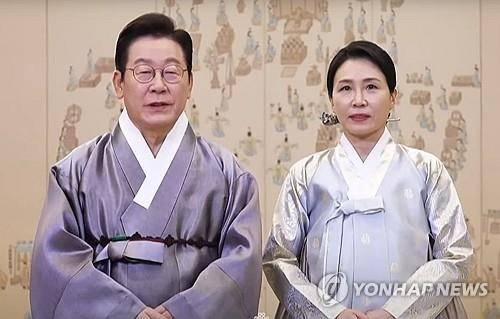 추석 영상 메시지 전하는 이재명 대통령과 김혜경 여사 (서울=연합뉴스) 이재명 대통령과 김혜경 여사가 추석 연휴 이틀째인 4일 한복 차림으로 영상 메시지를 통해 명절 인사를 전하고 있다. 이 대통령은 "국민 여러분의 부담을 덜어내고 모두의 살림살이가 더 풍족해질 수 있도록 국정에 최선을 다하겠다"며 "우리 산업과 나라가 다시 성장하고 힘차게 도약할 수 있도록 모든 노력을 아끼지 않겠다"고 밝혔다. 2025.10.4 [KTV 캡처. 재판매 및 DB금지]  photo@yna.co.kr
