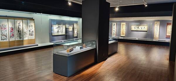 진주 남가람박물관 전시실 내부.