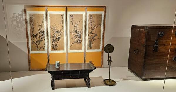 진주 남가람박물관에 전시된 경상과 촛대.