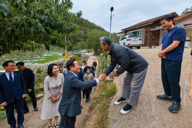 이재명 대통령이 6일 추석 명절을 맞아 고향 안동을 방문해 고향 마을 주민들과 만나 인사하고 있다. 이재명 대통령 페이스북 캡처