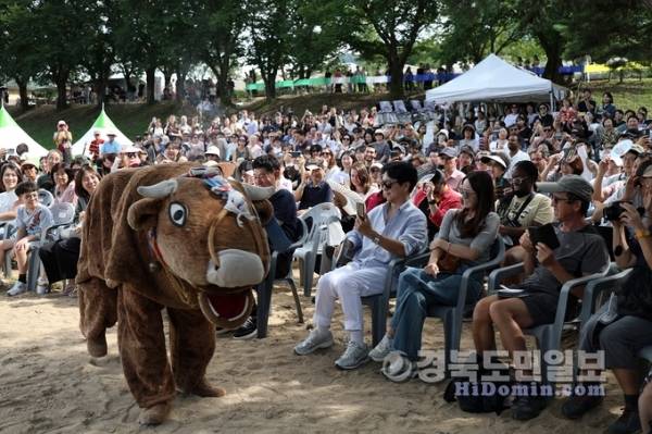 안동국제탈춤 페스티벌에 하회별신굿탈놀이, 봉산탈춤, 강령탈춤, 가산오광대 등 전국의 전통 탈춤이 잇따라 무대에 올라 감동을 더했다. 사진=안동시 제공