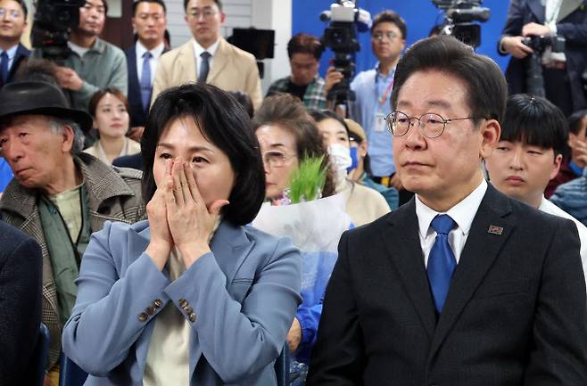 지난해 4월 제22대 국회의원선거 인천 계양구을에 출마한 더불어민주당 이재명 대표와 부인 김혜경씨가 인천 계양구에 마련한 본인의 선거사무소에서 개표방송을 지켜보고 있다.(사진=연합뉴스)