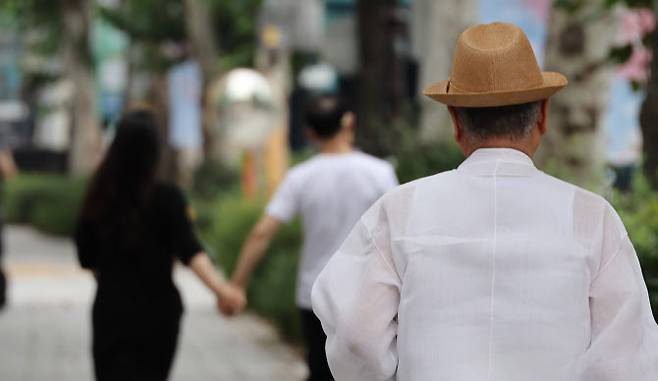 서울 종로구 낙원상가 부근에서 이동하는 시민 모습 (사진=연합뉴스)