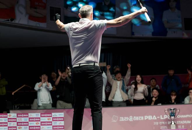 에디 레펀스가 우승을 확정지은 뒤 당구대 위로 올라가 세리머니를 하고 있다. 사진=PBA