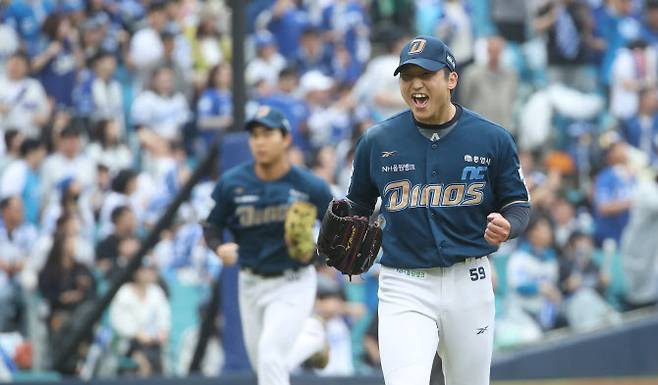 6일 대구 삼성라이온즈파크에서 열린 2025 KBO 포스트시즌 와일드카드 1차전 삼성 라이온즈와 NC 다이노스의 경기. NC 선발투수 구창모가 4회말을 무실점으로 마무리하며 환호하고 있다. 사진=연합뉴스