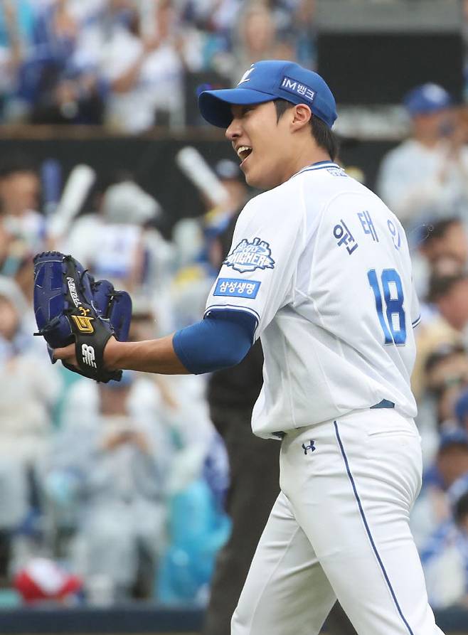 7일 대구 삼성라이온즈파크에서 열린 2025 KBO 포스트시즌 와일드카드 2차전 삼성 라이온즈와 NC 다이노스의 경기. 삼성 선발투수 원태인이 4회초 위기를 무실점으로 막아낸 뒤 환호하고 있다. 사진=연합뉴스