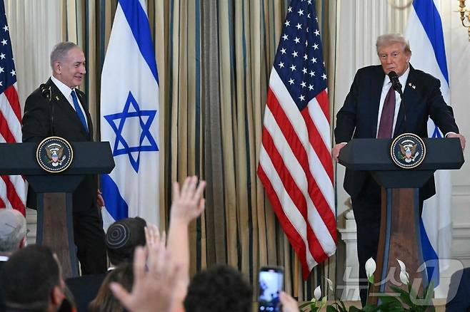 도널드 트럼프 미국 대통령과 베냐민 네타냐후 이스라엘 총리가 29일(현지시간) 미국 워싱턴DC에서 가자지구에서의 이스라엘군 단계적 철수와 평화위원회 및 국제안정화군 설치 등을 제안하는 가자전쟁 종식안을 발표하고 있다. 2025.09.29. ⓒ AFP=뉴스1 ⓒ News1 류정민 특파원