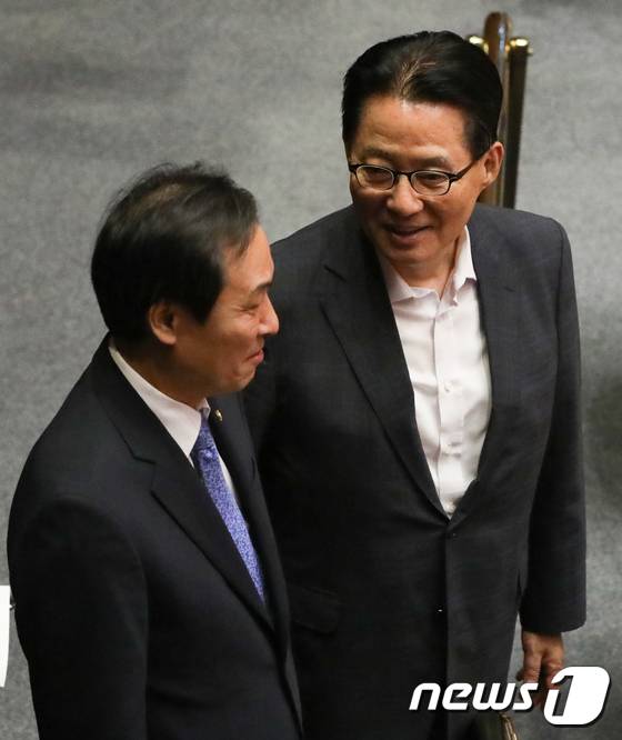 2017년 9월 1일 당시 우상호 더불어민주당 의원과 박지원 국민의당 의원이 서울 여의도 국회 본회의장에서 열린 정기국회 개회식에서 대화를 나누고 있는 모습. ⓒ News1 DB