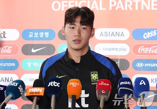 한국 축구국가대표팀 김지수가 7일 오후 경기도 고양시 일산서구 고양종합운동장 보조구장에서 브라질과의 평가전을 앞두고 열린 훈련 및 팬 오픈 트레이닝 행사에 앞서 취재진 질의에 답변하고 있다. 2025.10.7/뉴스1 ⓒ News1 김민지 기자